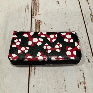 DISNEY PARKS MINNIE BOW AOP ZIPPY‎ WALLET